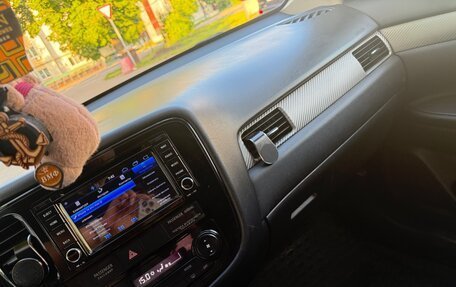 Mitsubishi Outlander III рестайлинг 3, 2015 год, 1 470 000 рублей, 10 фотография