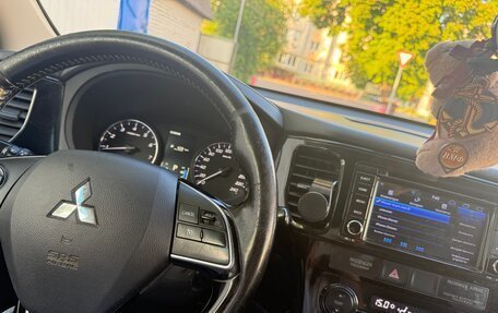 Mitsubishi Outlander III рестайлинг 3, 2015 год, 1 470 000 рублей, 11 фотография