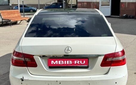 Mercedes-Benz E-Класс, 2010 год, 750 000 рублей, 4 фотография