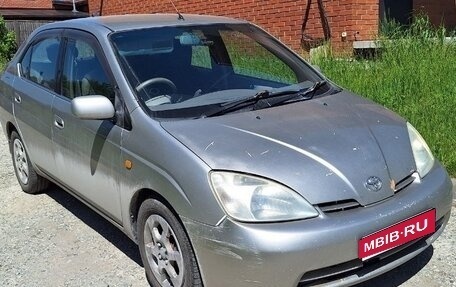 Toyota Prius IV XW50, 2001 год, 315 000 рублей, 1 фотография