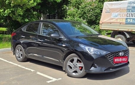 Hyundai Solaris II рестайлинг, 2021 год, 1 590 000 рублей, 2 фотография