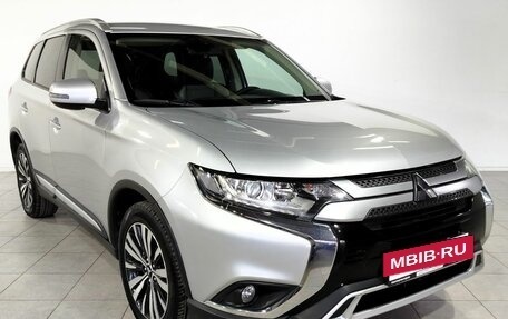 Mitsubishi Outlander III рестайлинг 3, 2019 год, 2 170 000 рублей, 2 фотография