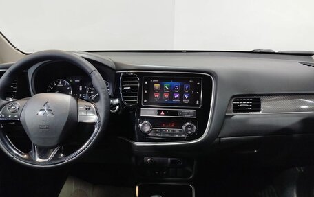 Mitsubishi Outlander III рестайлинг 3, 2019 год, 2 170 000 рублей, 13 фотография