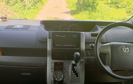 Toyota Noah III, 2009 год, 1 400 000 рублей, 14 фотография