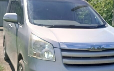 Toyota Noah III, 2009 год, 1 400 000 рублей, 8 фотография