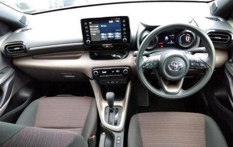Toyota Yaris, 2021 год, 1 358 000 рублей, 6 фотография
