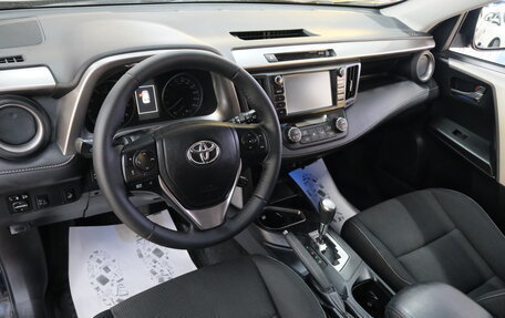 Toyota RAV4, 2017 год, 2 299 000 рублей, 11 фотография