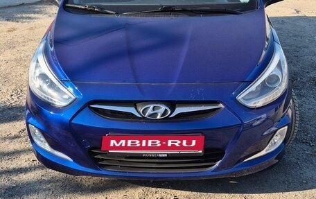 Hyundai Solaris II рестайлинг, 2013 год, 870 000 рублей, 2 фотография