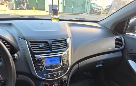 Hyundai Solaris II рестайлинг, 2013 год, 675 000 рублей, 3 фотография