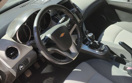 Chevrolet Cruze II, 2010 год, 585 000 рублей, 8 фотография