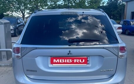 Mitsubishi Outlander III рестайлинг 3, 2013 год, 1 480 000 рублей, 2 фотография