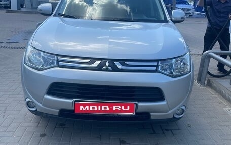 Mitsubishi Outlander III рестайлинг 3, 2013 год, 1 480 000 рублей, 5 фотография