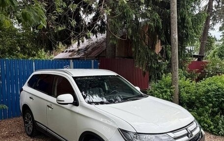 Mitsubishi Outlander III рестайлинг 3, 2015 год, 1 910 000 рублей, 1 фотография