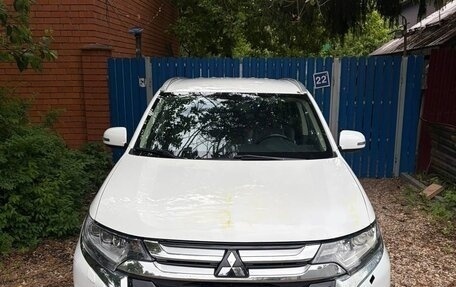 Mitsubishi Outlander III рестайлинг 3, 2015 год, 1 910 000 рублей, 2 фотография
