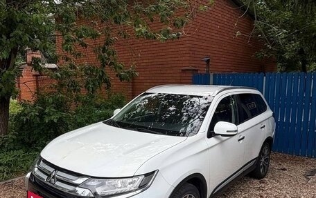 Mitsubishi Outlander III рестайлинг 3, 2015 год, 1 910 000 рублей, 3 фотография