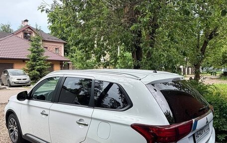 Mitsubishi Outlander III рестайлинг 3, 2015 год, 1 910 000 рублей, 4 фотография