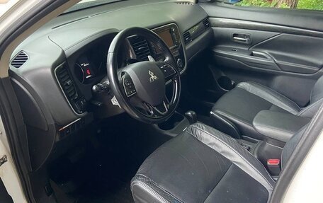 Mitsubishi Outlander III рестайлинг 3, 2015 год, 1 910 000 рублей, 15 фотография