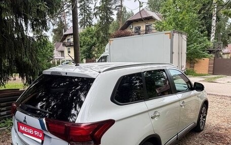 Mitsubishi Outlander III рестайлинг 3, 2015 год, 1 910 000 рублей, 8 фотография