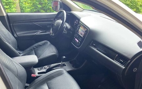 Mitsubishi Outlander III рестайлинг 3, 2015 год, 1 910 000 рублей, 19 фотография