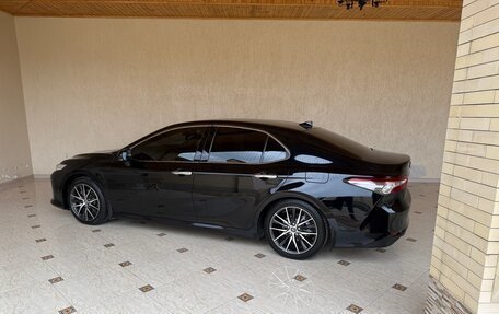 Toyota Camry, 2018 год, 2 590 000 рублей, 4 фотография