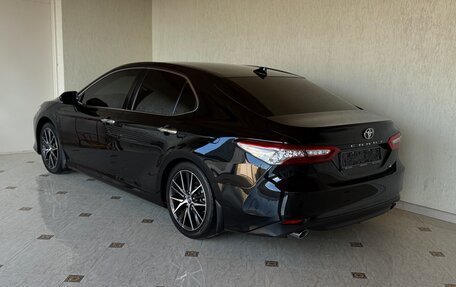 Toyota Camry, 2018 год, 2 590 000 рублей, 2 фотография