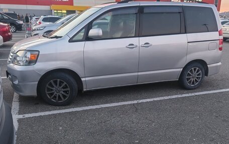 Toyota Noah III, 2002 год, 890 000 рублей, 24 фотография