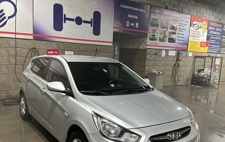 Hyundai Solaris II рестайлинг, 2011 год, 700 000 рублей, 1 фотография