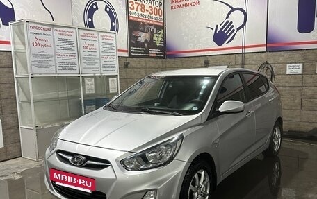 Hyundai Solaris II рестайлинг, 2011 год, 700 000 рублей, 3 фотография