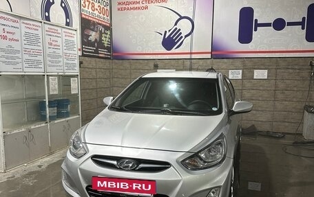 Hyundai Solaris II рестайлинг, 2011 год, 700 000 рублей, 2 фотография