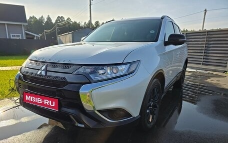 Mitsubishi Outlander III рестайлинг 3, 2021 год, 2 750 000 рублей, 1 фотография