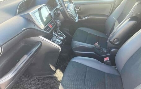 Toyota Voxy III, 2021 год, 1 800 000 рублей, 16 фотография