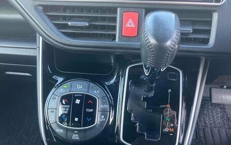 Toyota Voxy III, 2021 год, 1 800 000 рублей, 23 фотография