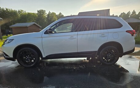 Mitsubishi Outlander III рестайлинг 3, 2021 год, 2 750 000 рублей, 5 фотография