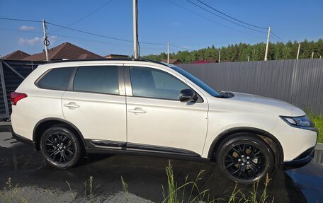 Mitsubishi Outlander III рестайлинг 3, 2021 год, 2 750 000 рублей, 3 фотография