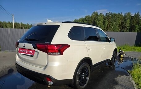 Mitsubishi Outlander III рестайлинг 3, 2021 год, 2 750 000 рублей, 6 фотография