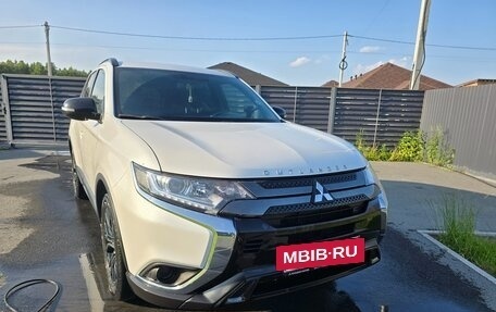 Mitsubishi Outlander III рестайлинг 3, 2021 год, 2 750 000 рублей, 2 фотография