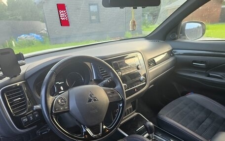Mitsubishi Outlander III рестайлинг 3, 2021 год, 2 750 000 рублей, 9 фотография
