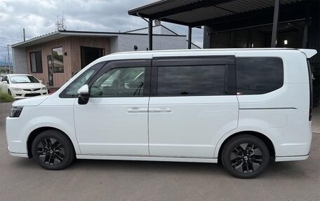 Honda Stepwgn, 2022 год, 2 250 000 рублей, 8 фотография
