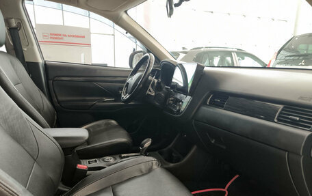 Mitsubishi Outlander III рестайлинг 3, 2016 год, 1 650 000 рублей, 13 фотография