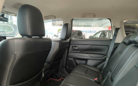 Mitsubishi Outlander III рестайлинг 3, 2016 год, 1 650 000 рублей, 15 фотография