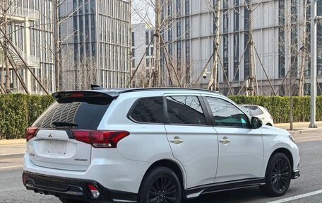 Mitsubishi Outlander III рестайлинг 3, 2022 год, 1 790 003 рублей, 3 фотография