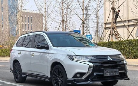 Mitsubishi Outlander III рестайлинг 3, 2022 год, 1 790 003 рублей, 4 фотография