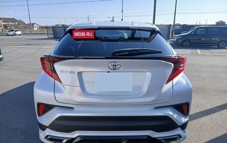 Toyota C-HR I рестайлинг, 2023 год, 1 880 000 рублей, 5 фотография