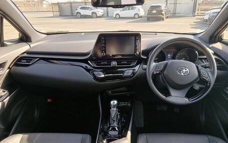 Toyota C-HR I рестайлинг, 2023 год, 1 880 000 рублей, 22 фотография