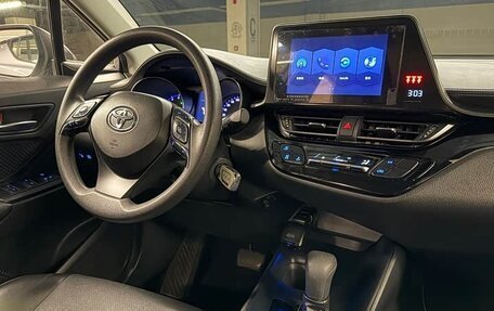 Toyota C-HR I рестайлинг, 2022 год, 1 630 000 рублей, 8 фотография