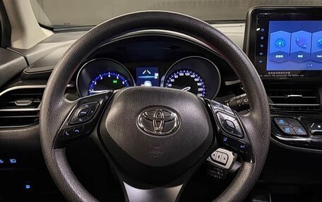 Toyota C-HR I рестайлинг, 2022 год, 1 630 000 рублей, 10 фотография