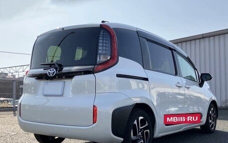 Toyota Sienta, 2023 год, 1 054 000 рублей, 3 фотография