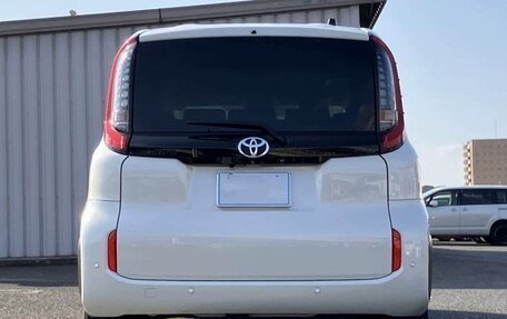 Toyota Sienta, 2023 год, 1 054 000 рублей, 4 фотография