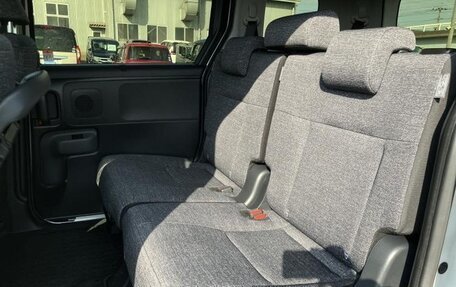 Toyota Sienta, 2023 год, 1 054 000 рублей, 16 фотография