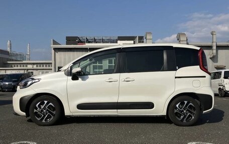 Toyota Sienta, 2023 год, 1 054 000 рублей, 5 фотография